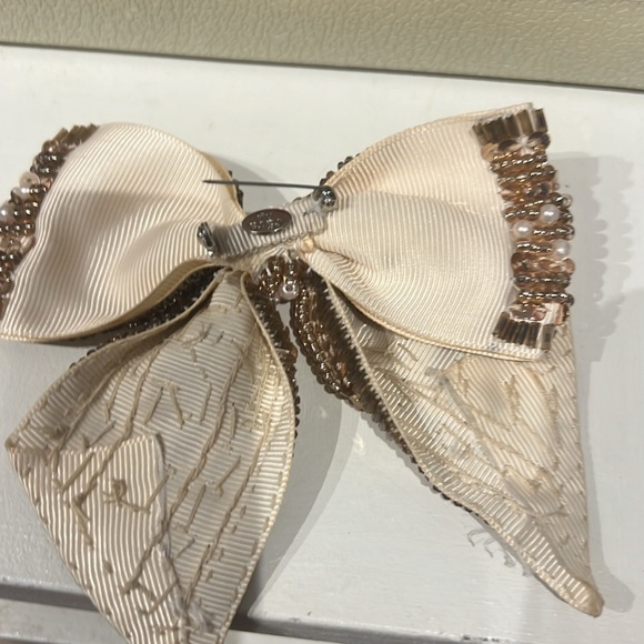 CARA New York sequin Bow pin - Picture 2 of 2